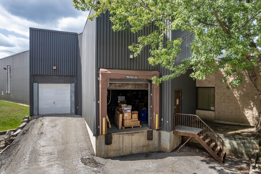More Photos Of 3070 Boul Le Corbusier, Laval Warehouse For Sale