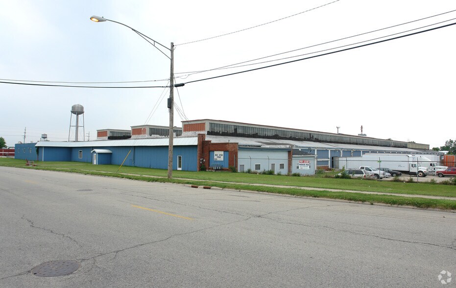 More Photos Of 936 Moen Ave, Rockdale Manufacturing For Lease
