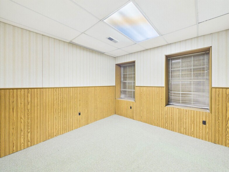 More Photos Of 123 S 3rd St, Ironton Storefront Retail Office For Sale