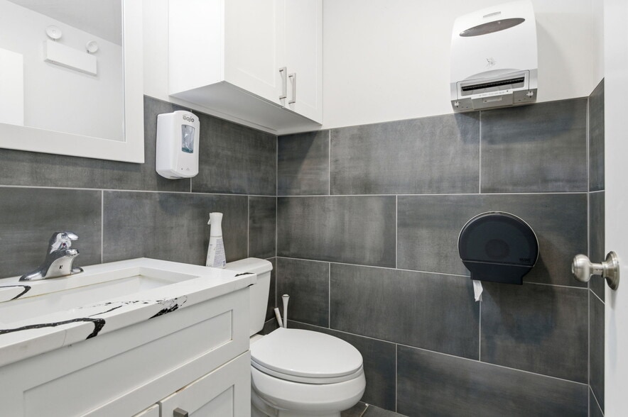 More Photos Of 4136 N Kedzie Ave, Chicago Medical For Sale
