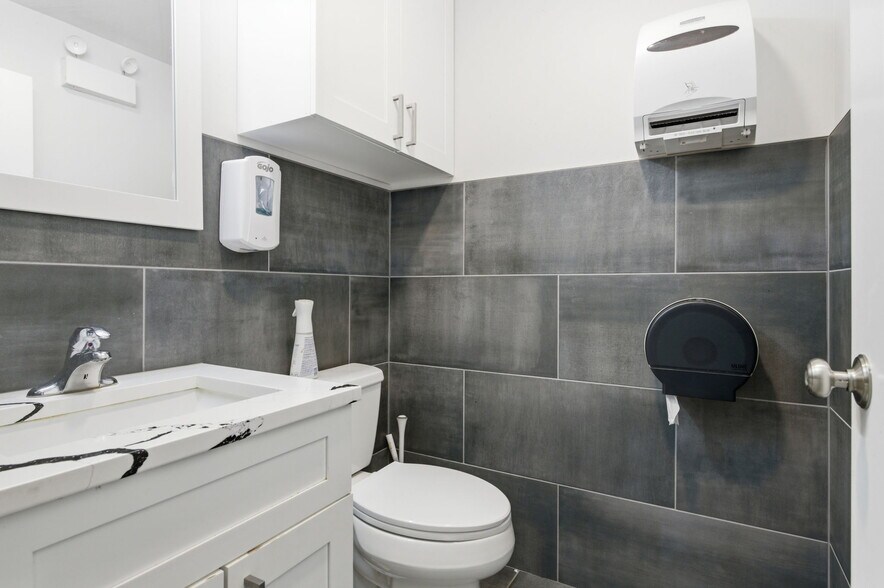 More Photos Of 4136 N Kedzie Ave, Chicago Medical For Sale