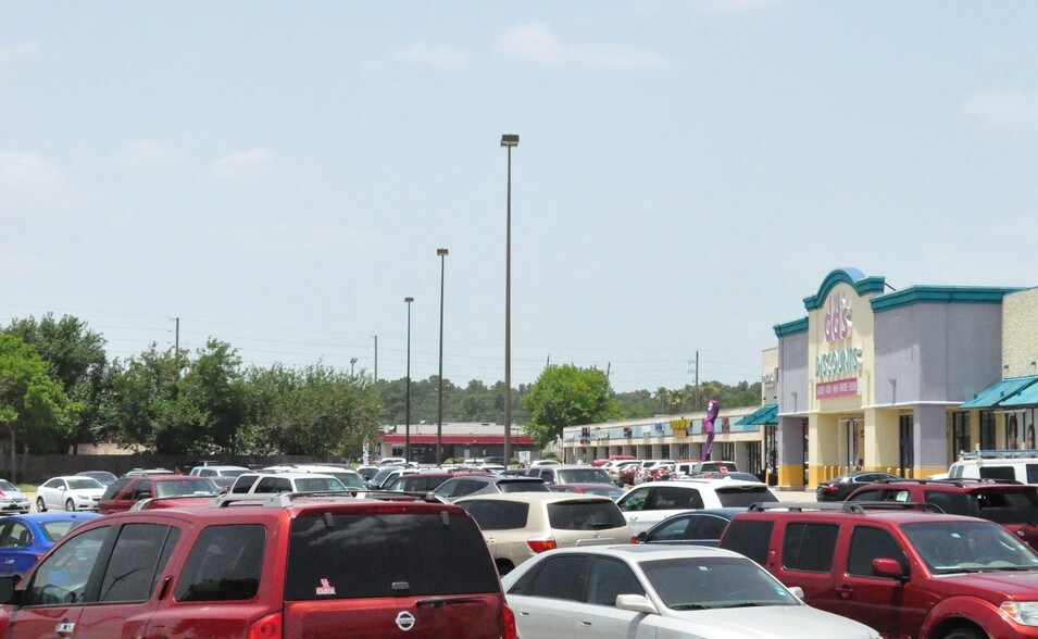 More Photos Of 13030-13190 Veterans Memorial Dr, Houston Unknown For Lease