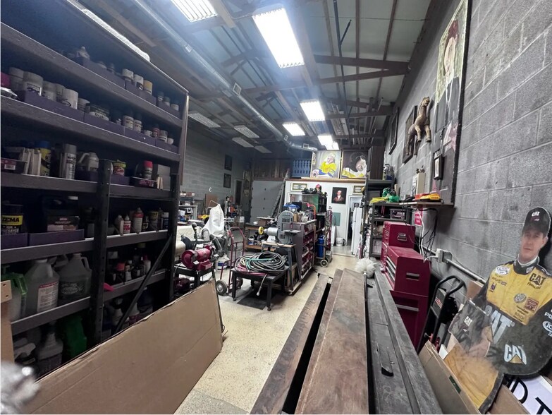 More Photos Of 2228 Dundee Rd, Louisville Freestanding For Sale