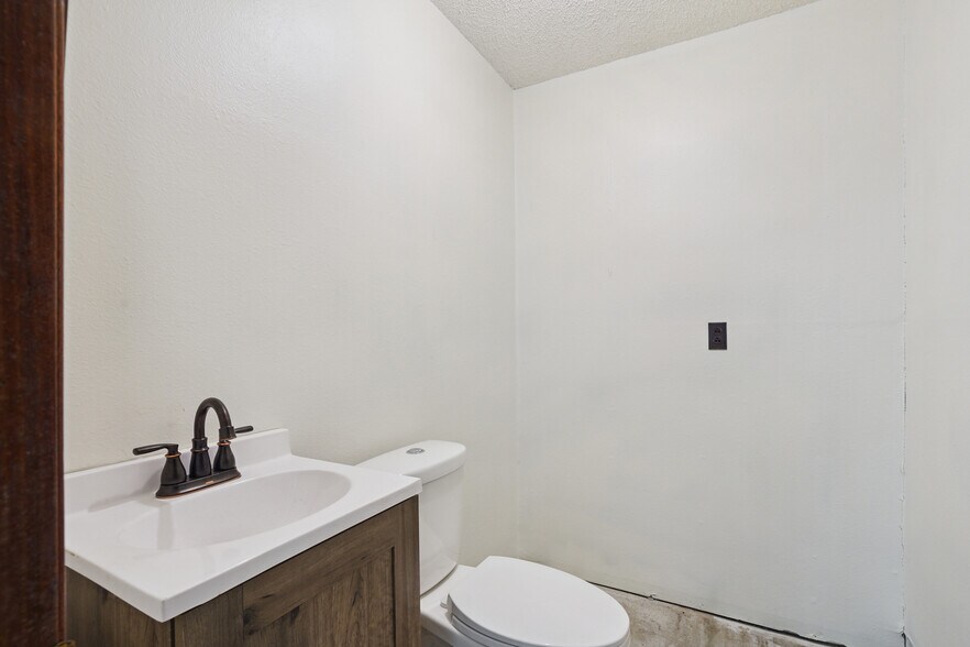 More Photos Of 206 Grant st, Zearing Industrial For Sale