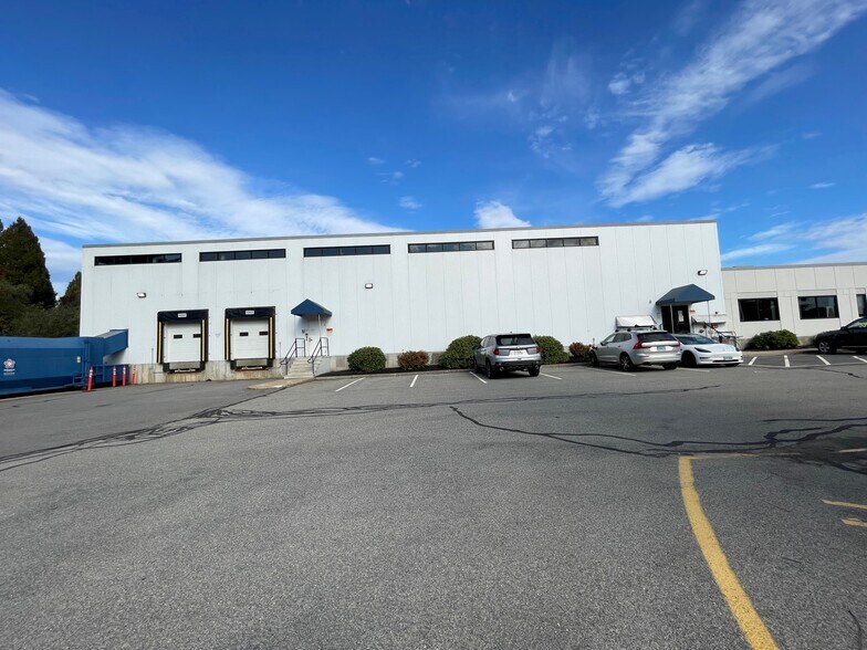 More Photos Of 230 Corporate Dr, Portsmouth Light Distribution For Lease