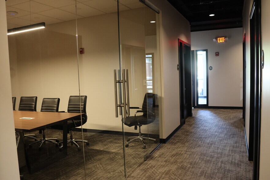 More Photos Of 200 N Washington St, West Dundee Office For Lease