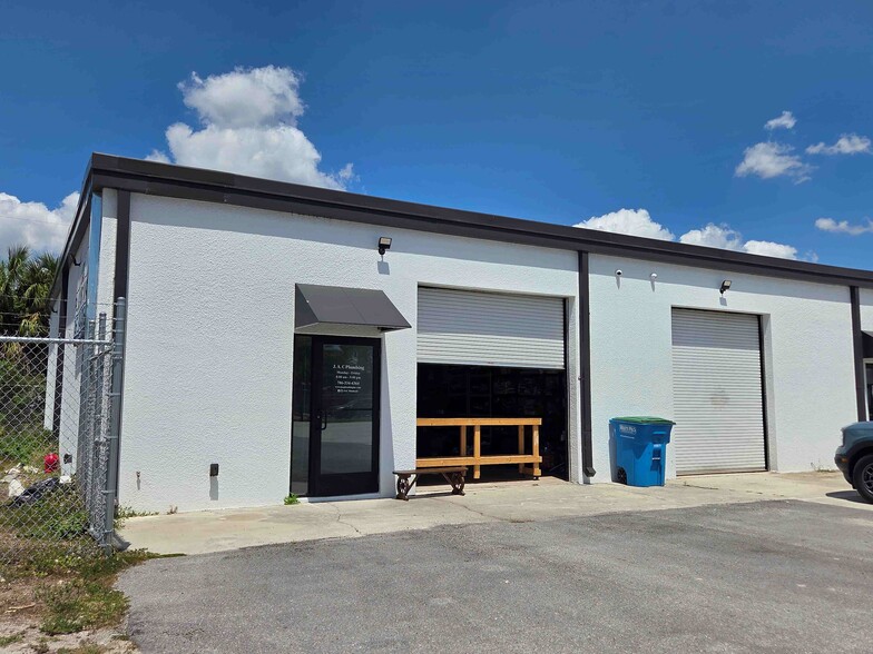 More Photos Of 16051 Oneal Dr, North Fort Myers Showroom For Lease