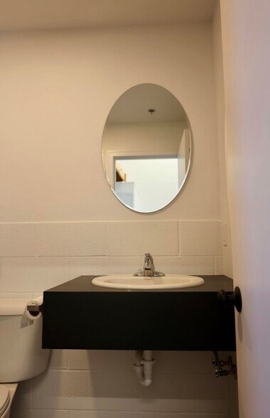 More Photos Of 815 Verhoeks St, Grand Haven Showroom For Sale