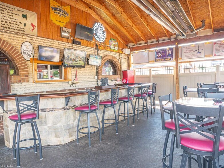 More Photos Of 880 Youngstown Poland Rd, Struthers Restaurant For Lease