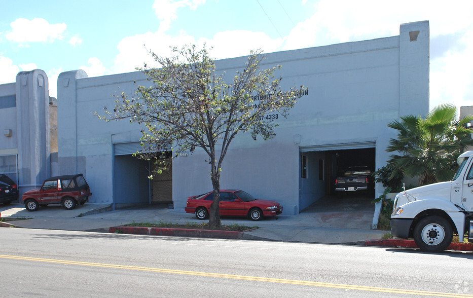 More Photos Of 1334 S Lorena St, Los Angeles Warehouse For Lease