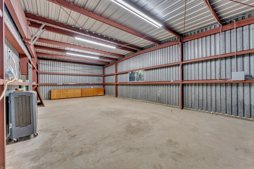 More Photos Of 201 W 9th St, Burnet Warehouse For Sale