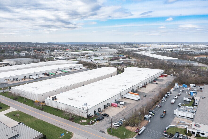 More Photos Of 226-236 Circle Freeway Dr, West Chester Warehouse For Lease