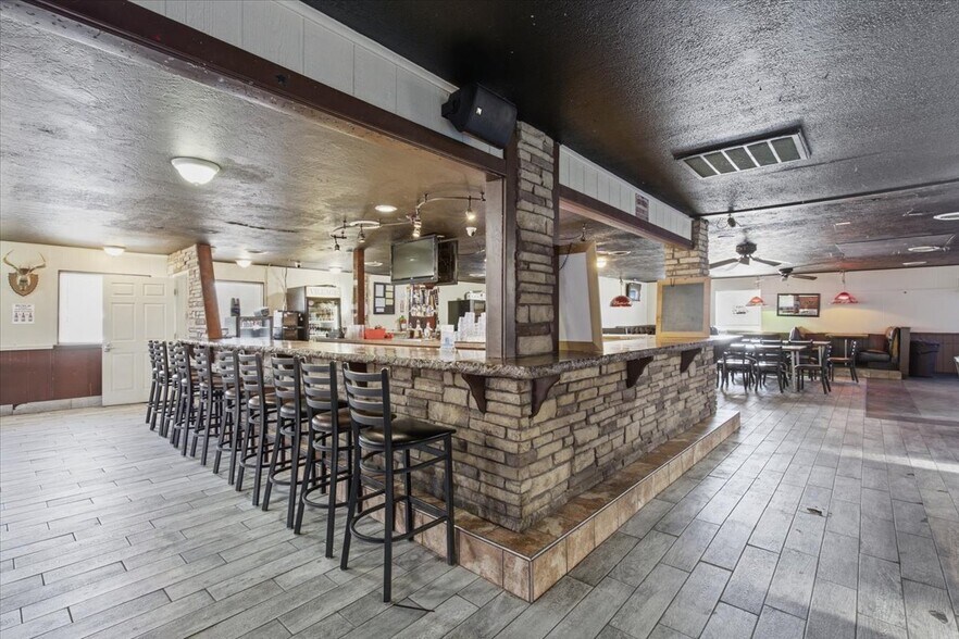 More Photos Of 1131 Cradduck Rd, Ada Bar For Sale