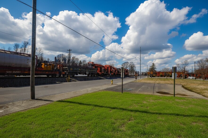 More Photos Of 386 E Main St, Newport Office For Lease