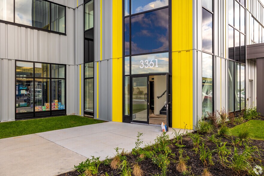 More Photos Of 3361 Av De La Gare, Mascouche Warehouse For Lease