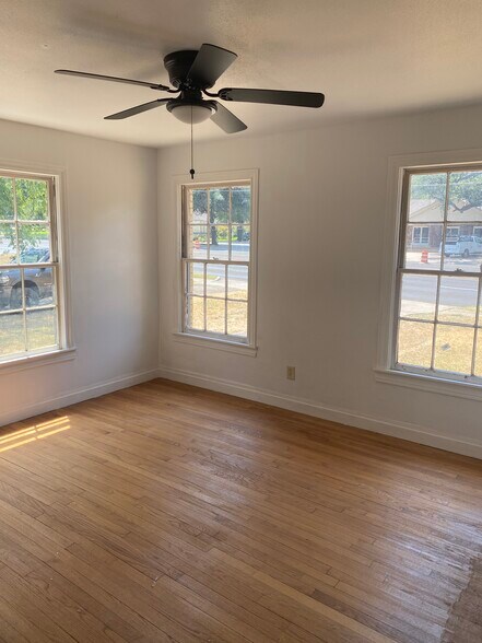 More Photos Of 404 N Henderson Blvd, Kilgore Office For Lease