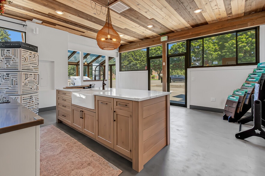 More Photos Of 11104 Gravelly Lake Dr SW, Tacoma Freestanding For Sale