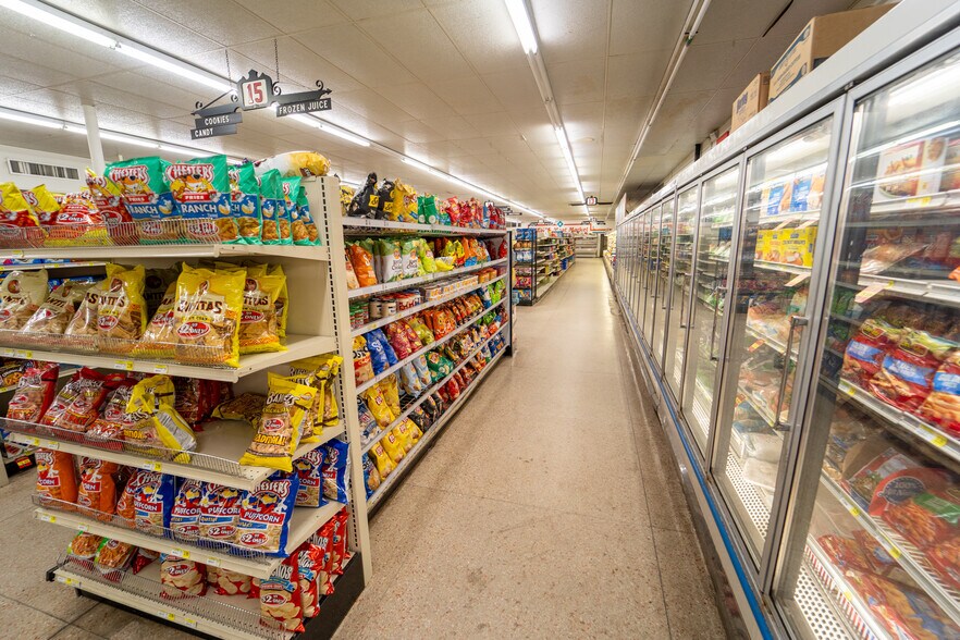 More Photos Of 1302 E Crestwood Dr, Victoria Storefront For Sale