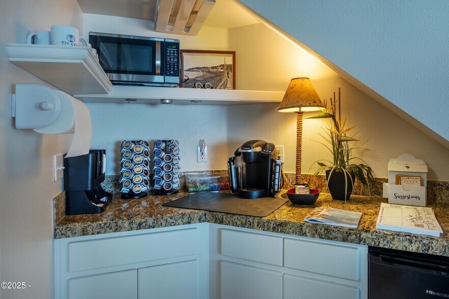 More Photos Of 4925 NW Woody Way, Newport Specialty For Sale