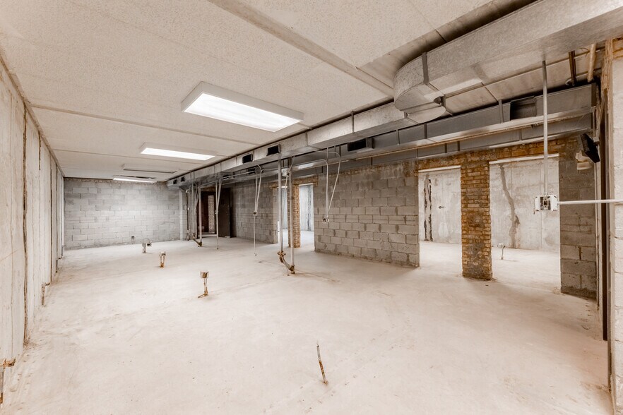 More Photos Of 5601 Victoria Dr, Oak Forest Office For Sale