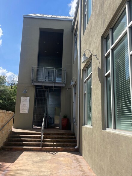 More Photos Of 242 W Sunset Rd, San Antonio Office For Lease