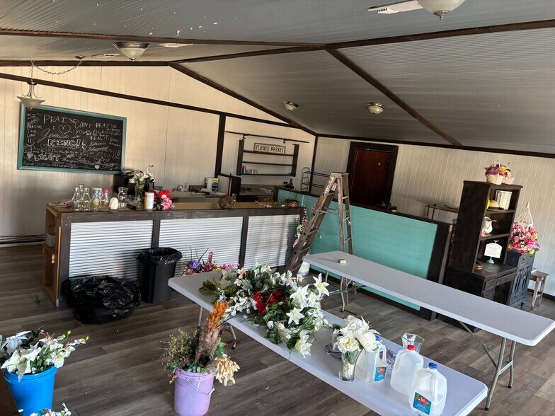 More Photos Of 9 NW Martin Luther King Ave, Idabel General Retail For Sale