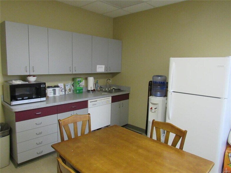 More Photos Of 3 Professional Dr, Alton Office For Lease