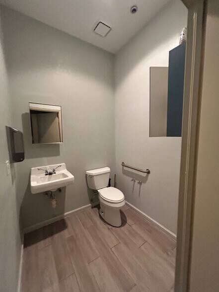 More Photos Of 5484 Rattlesnake Hammock Rd, Naples Freestanding For Lease