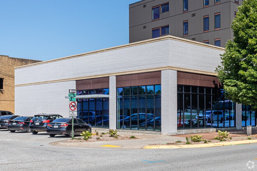 More Photos Of 202 E Emma Ave, Springdale Apartments For Lease