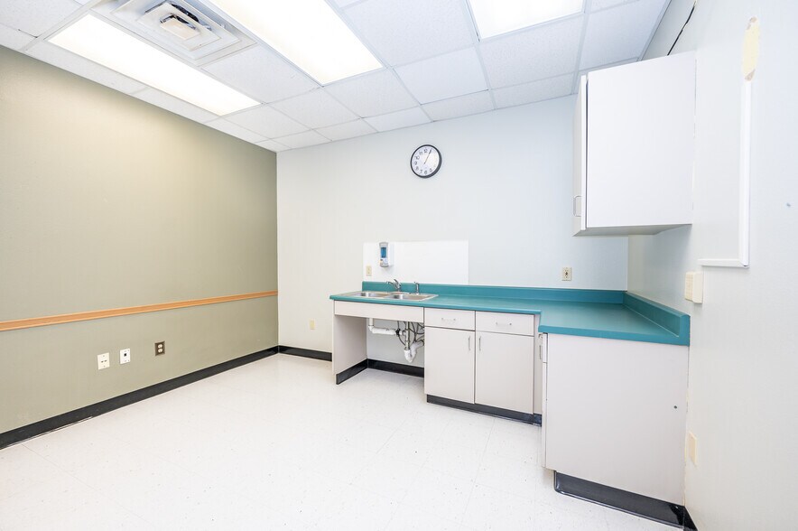 More Photos Of 1105 Avenue H, Bay City Medical For Lease