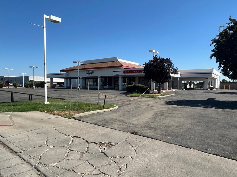 More Photos Of 3190 Auto Center Cir, Stockton Auto Dealership For Lease