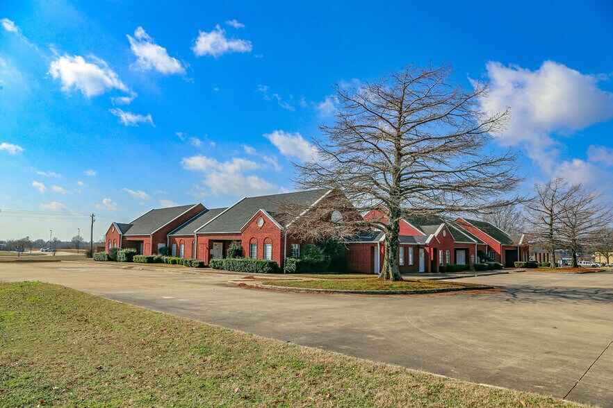 More Photos Of 4550 Lamar Ave, Paris Rehabilitation Center For Lease