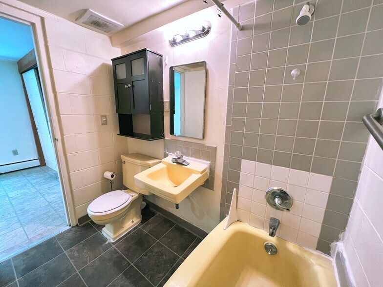 More Photos Of 2204 W Northern Lights Blvd, Anchorage Apartments For Sale