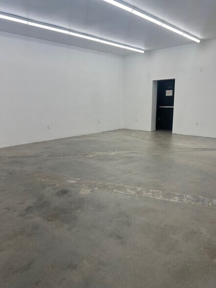 More Photos Of 16770-16780 Stagg St, Van Nuys Warehouse For Lease