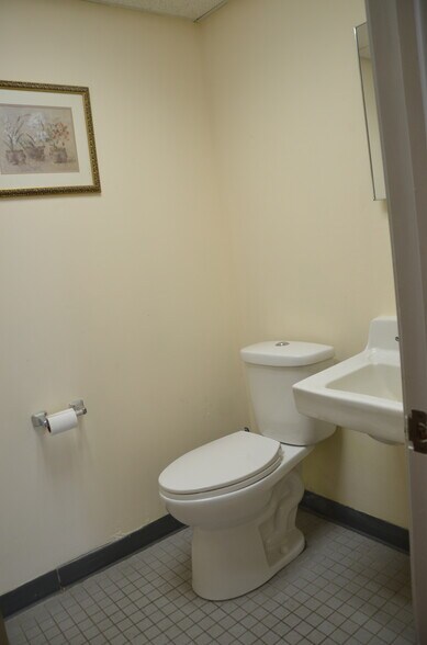 More Photos Of 4255 Westbrook Dr, Aurora Medical For Lease