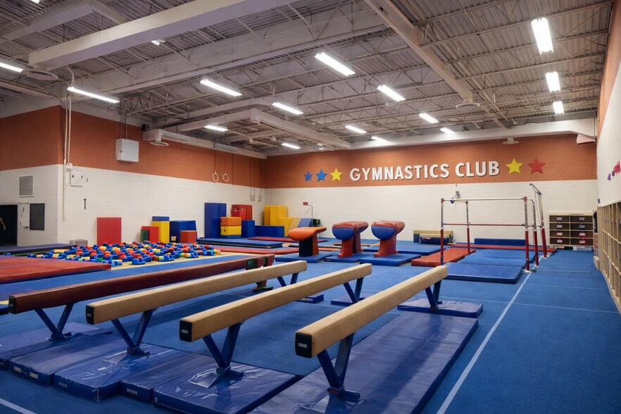 More Photos Of 150 S Kennedy Dr, Carpentersville Unknown For Lease