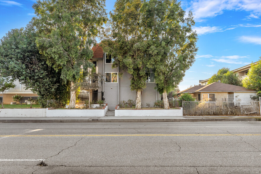 Primary Photo Of 7407 Haskell Ave, Van Nuys Apartments For Sale