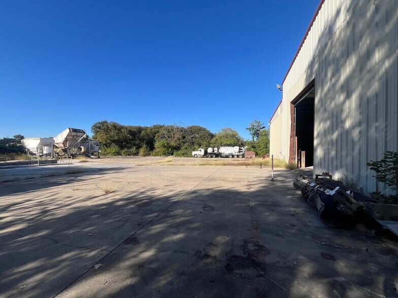 More Photos Of 5526 Crystal Lake Blvd, Dallas Warehouse For Lease