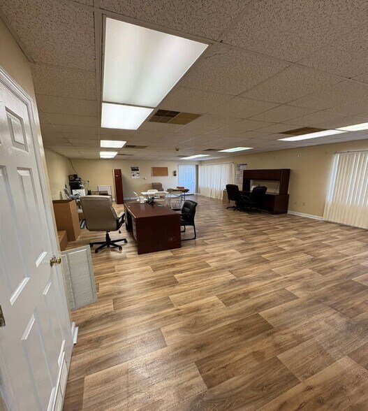 More Photos Of 916 Roanoke Ave, Roanoke Rapids Flex For Lease