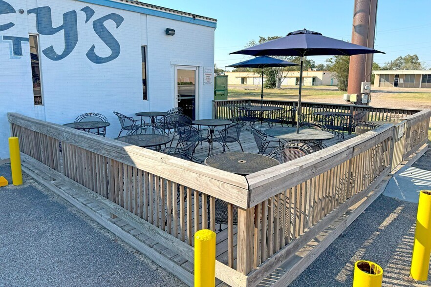 More Photos Of 1403 N Navarro St, Victoria Restaurant For Sale