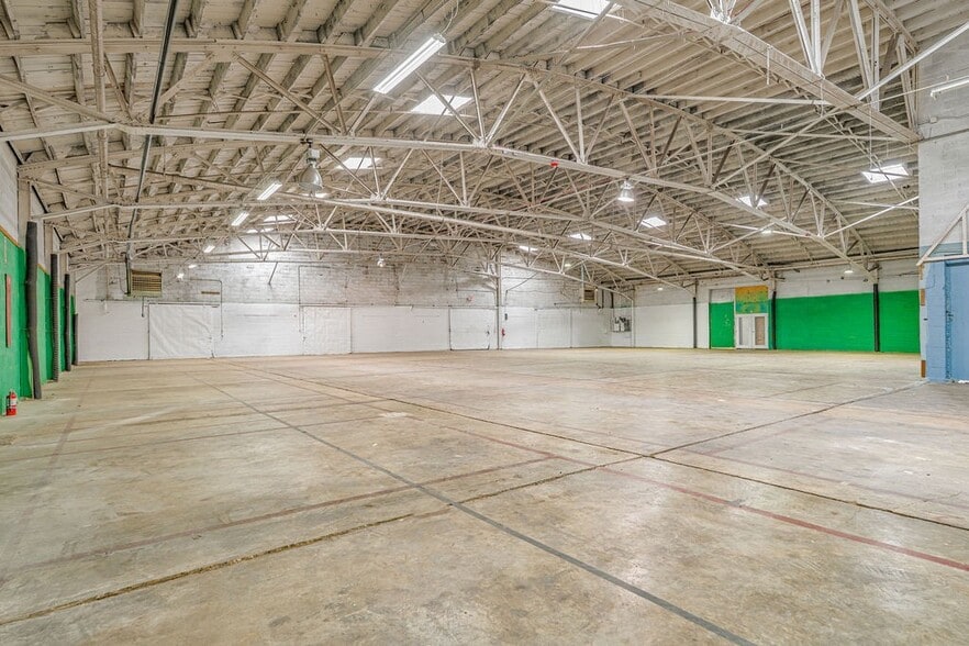 More Photos Of 1214 College St, Clarksville Warehouse For Lease