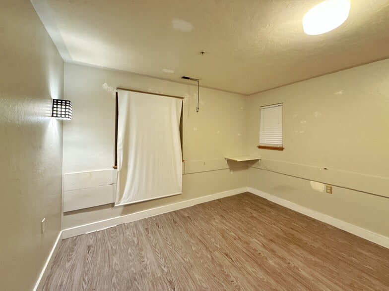 More Photos Of 9350 SE Taylor St, Portland Healthcare For Sale