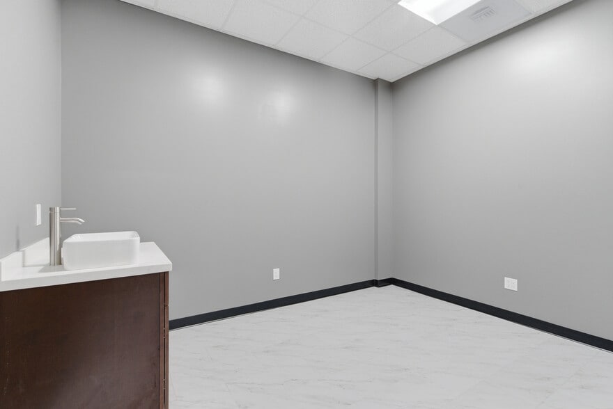 More Photos Of 685 E Grand Blvd, Corona Storefront Retail Office For Lease