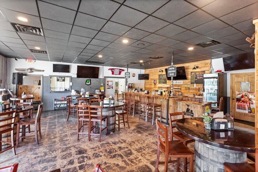 More Photos Of 400 W Main St, Walhalla General Retail For Sale