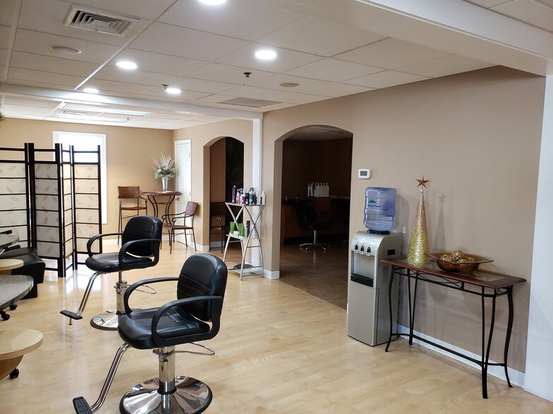 More Photos Of 401 Daniel Webster Hwy, Merrimack Storefront Retail Office For Lease