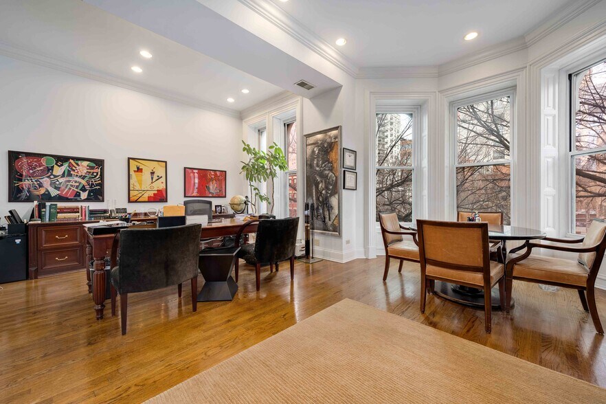 More Photos Of 812 N Dearborn St, Chicago Office For Sale