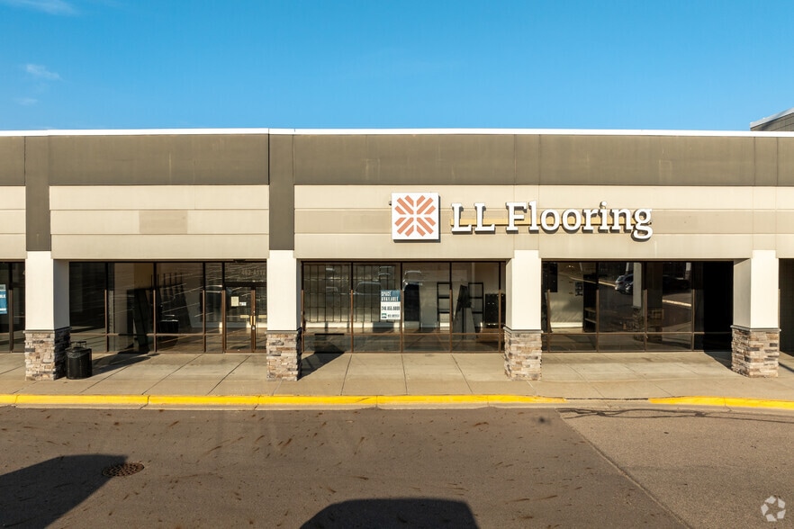 More Photos Of 438-462 E Edgewood Blvd & SEC American Rd & E Edgewood Blvd, Lansing Storefront For Lease