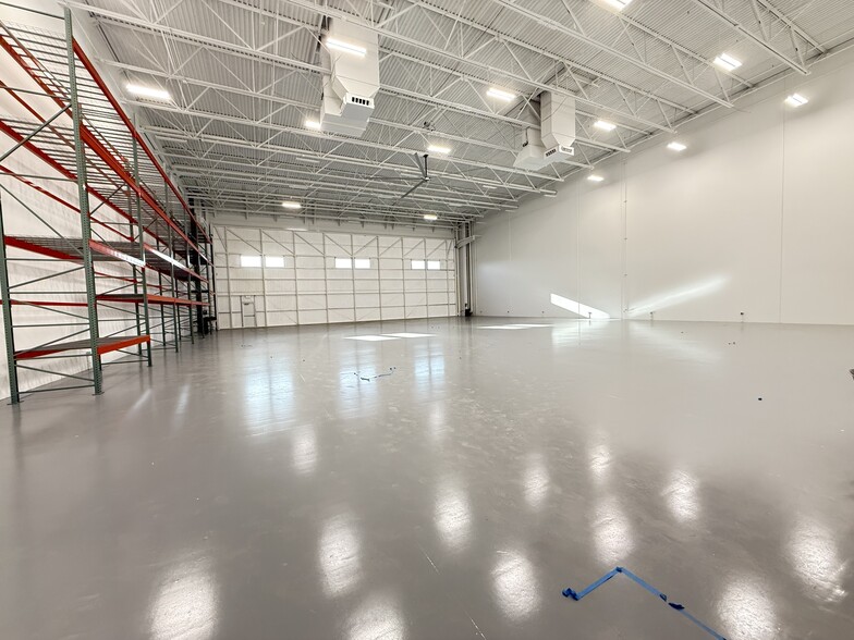 More Photos Of 7333 E Helm Dr, Scottsdale Airplane Hangar For Lease