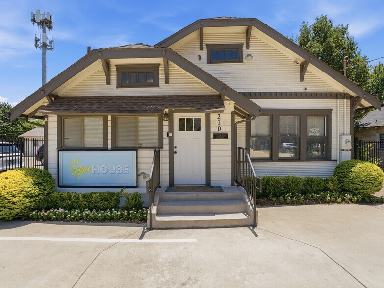 More Photos Of 210 W Pembroke Ave, Dallas Storefront Retail Office For Lease
