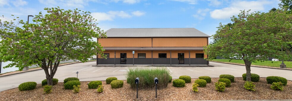 More Photos Of 219 Industrial Dr, Clarksville Warehouse For Lease